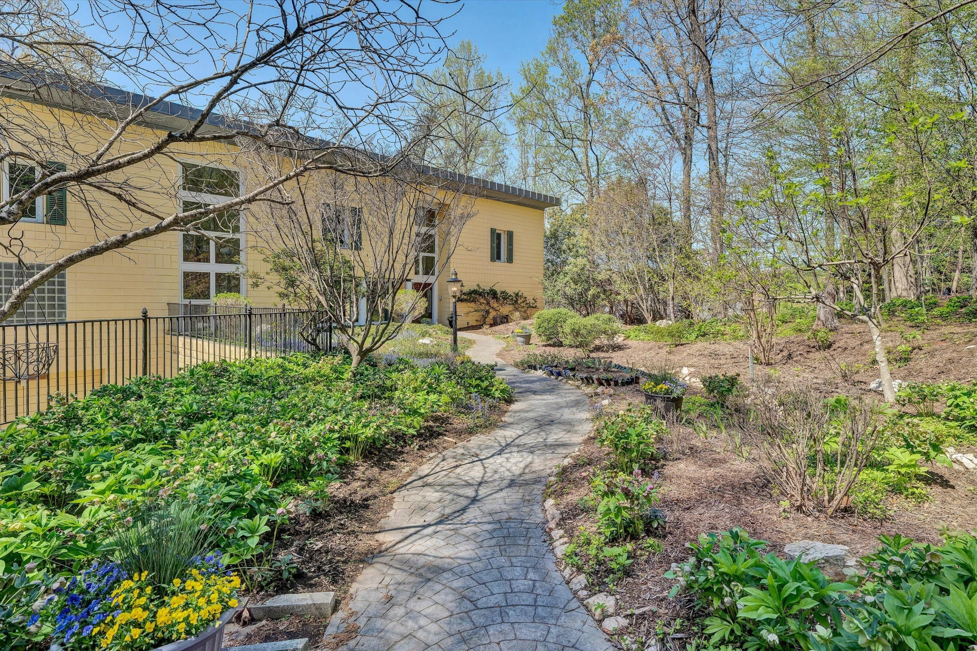 143 Charlotte LN - Photo 19