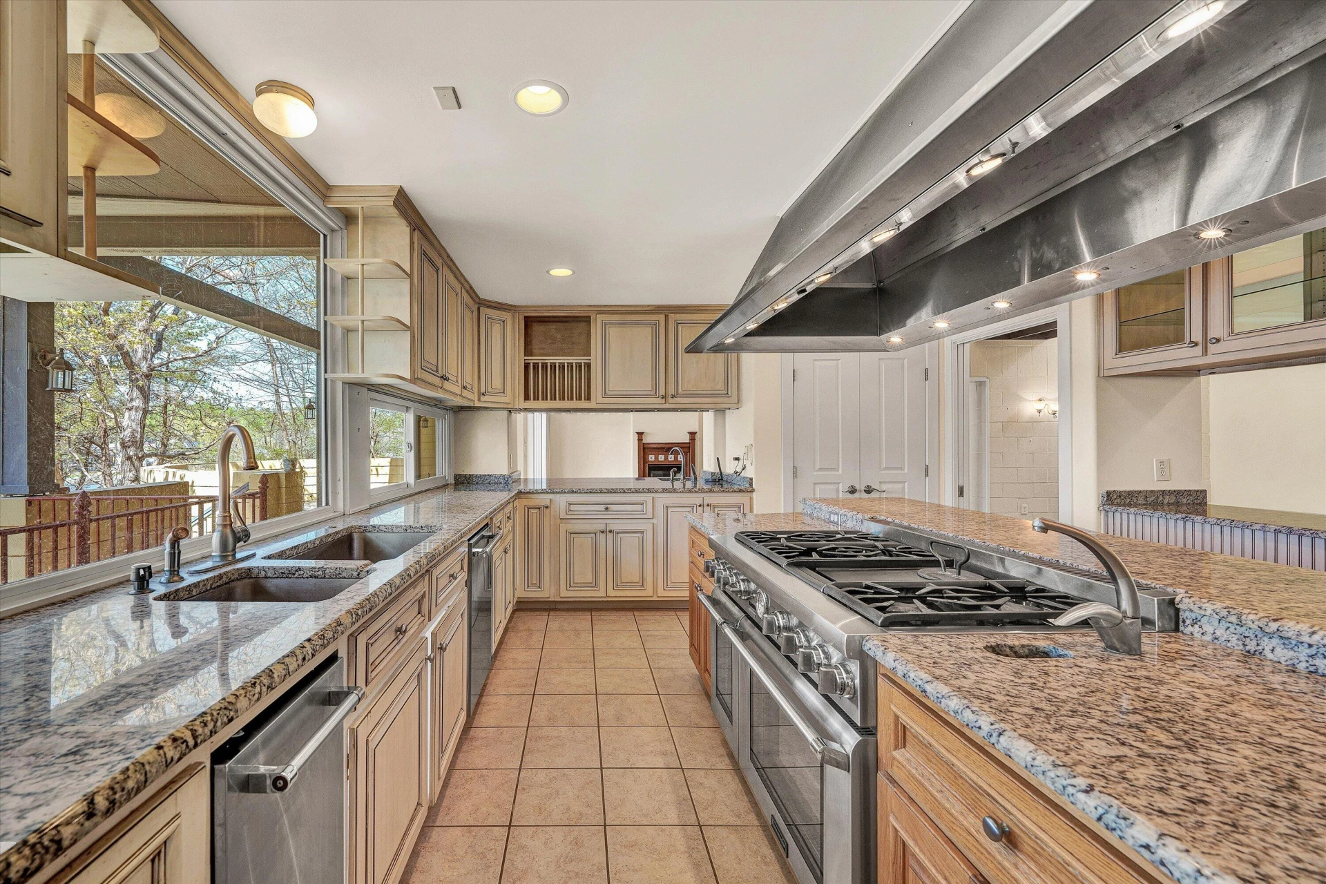 143 Charlotte LN - Photo 33