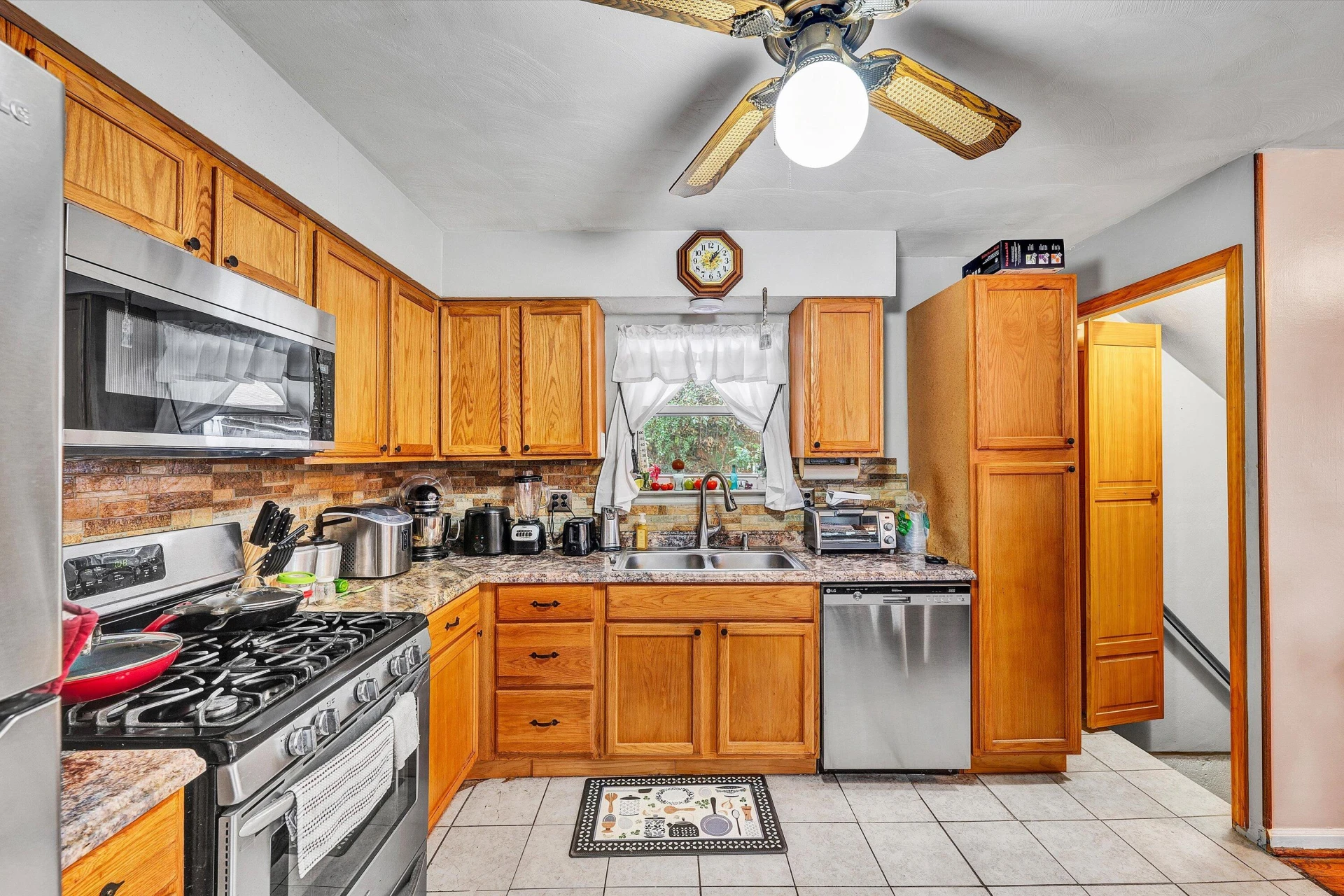 762 Kenyon RD - Photo 15