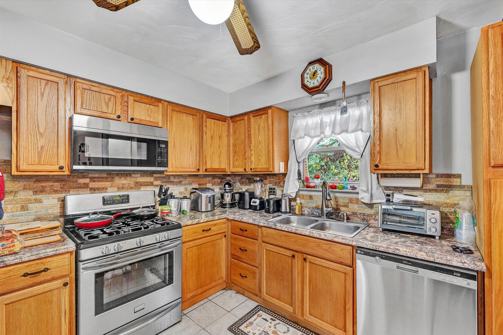 762 Kenyon RD - Photo 16