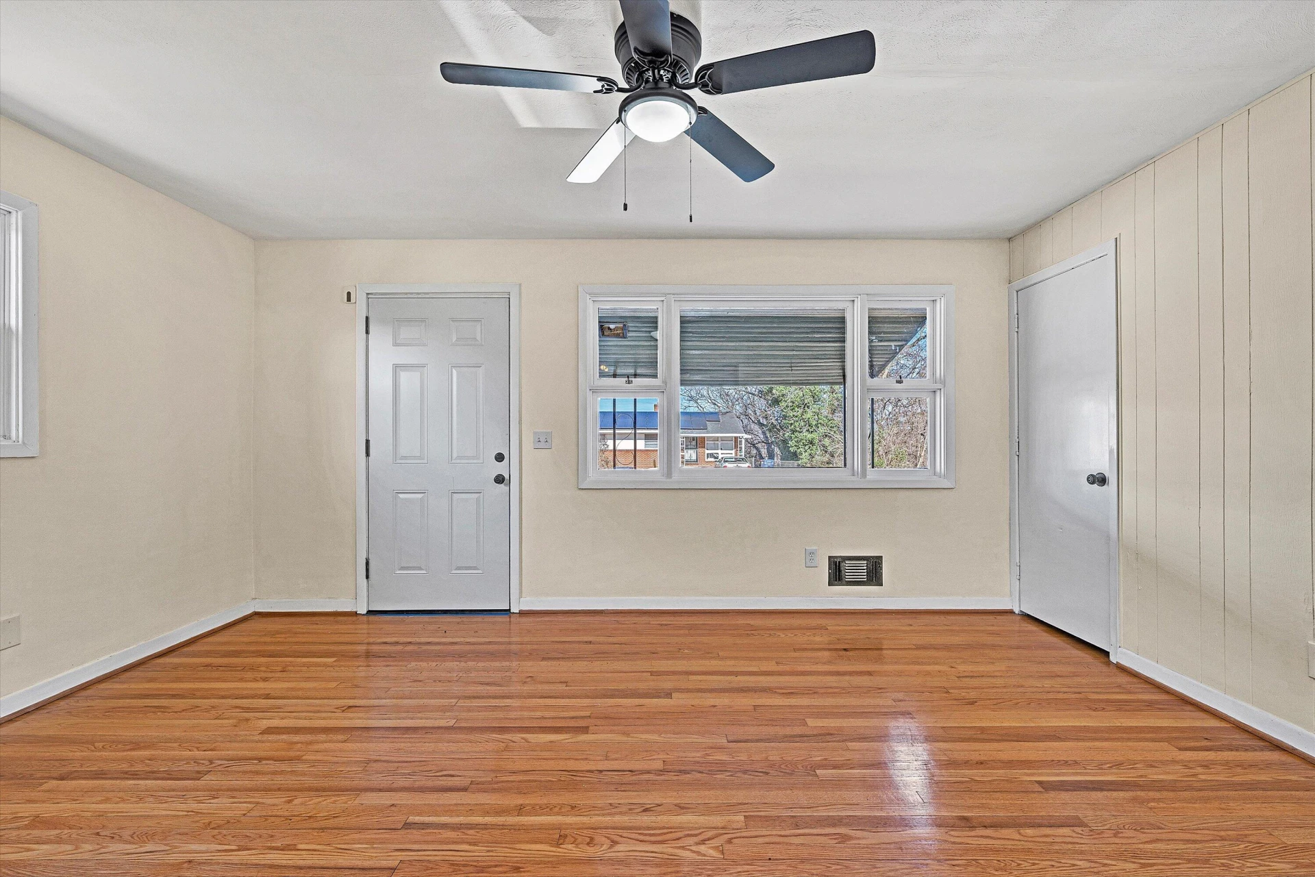 513 Victor AVE NE - Photo 12