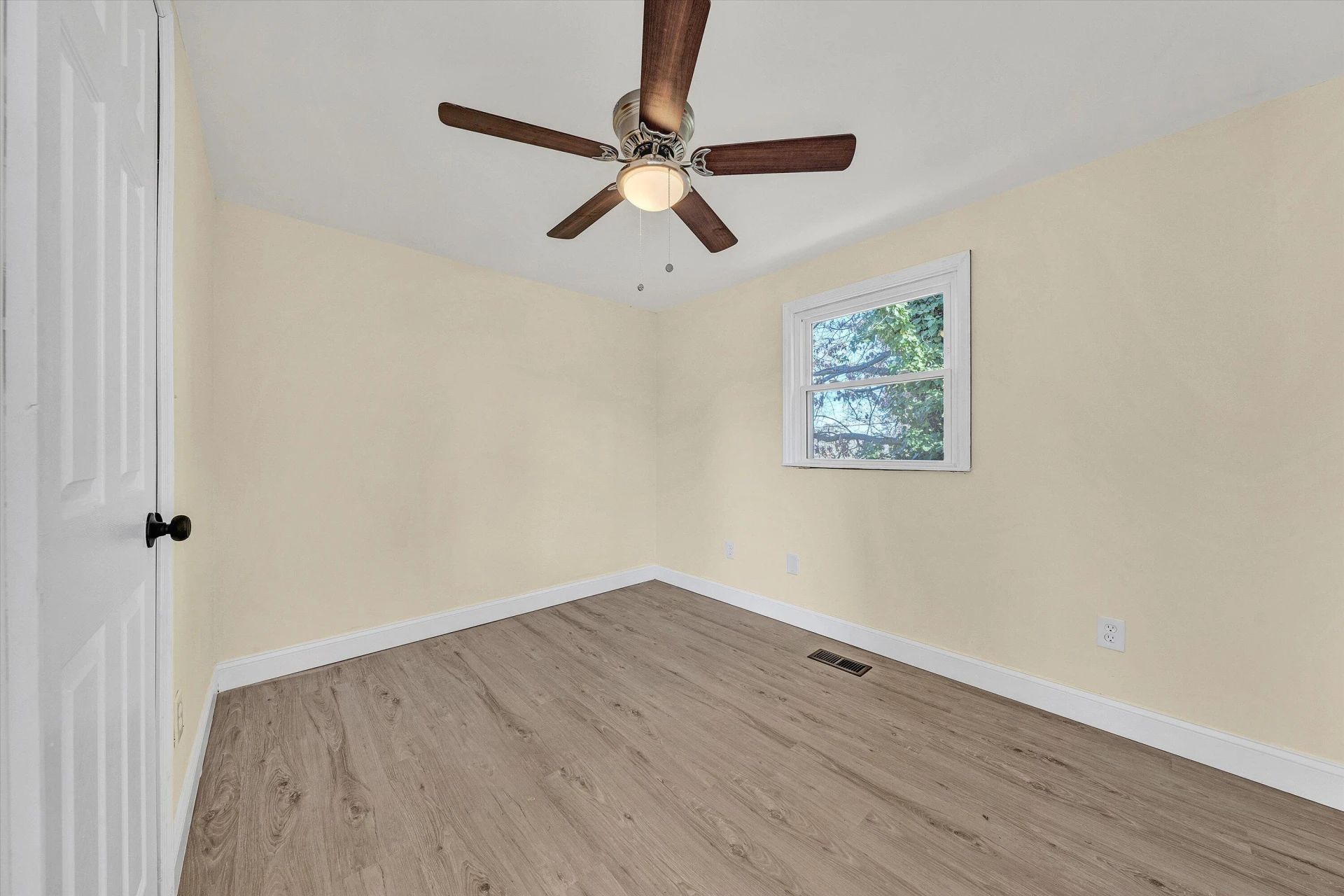513 Victor AVE NE - Photo 22