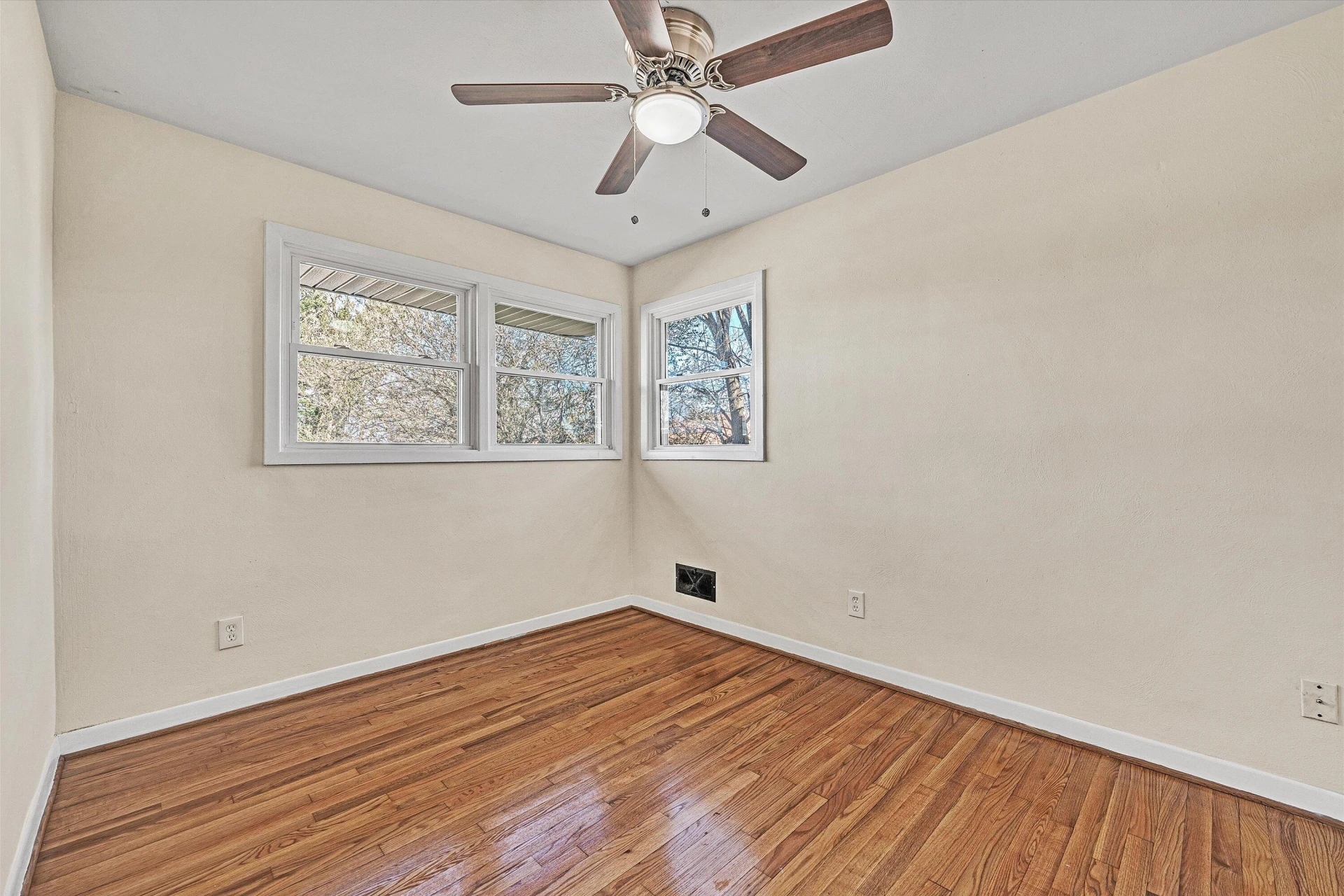 513 Victor AVE NE - Photo 30