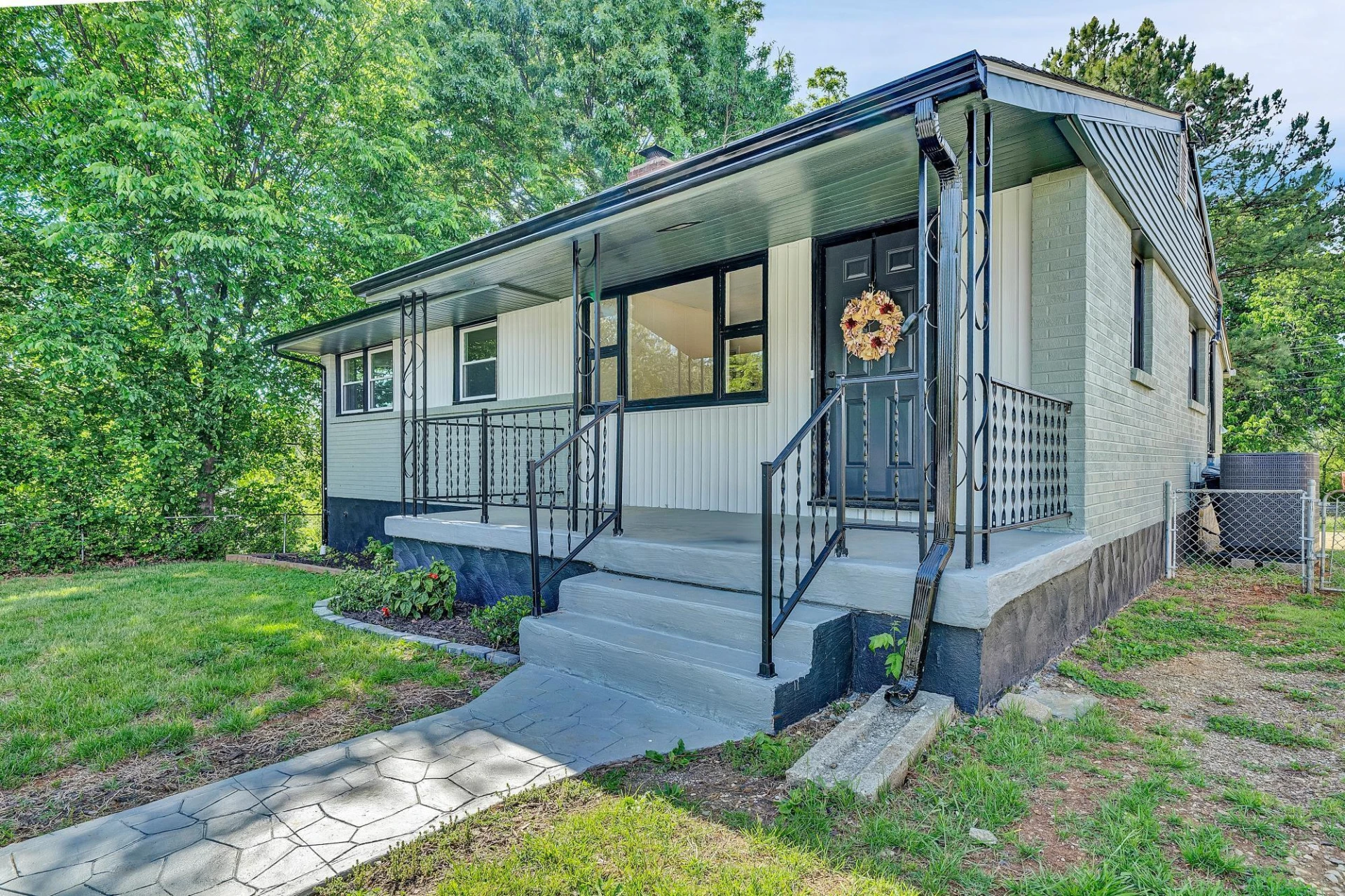 513 Victor AVE NE - Photo 5