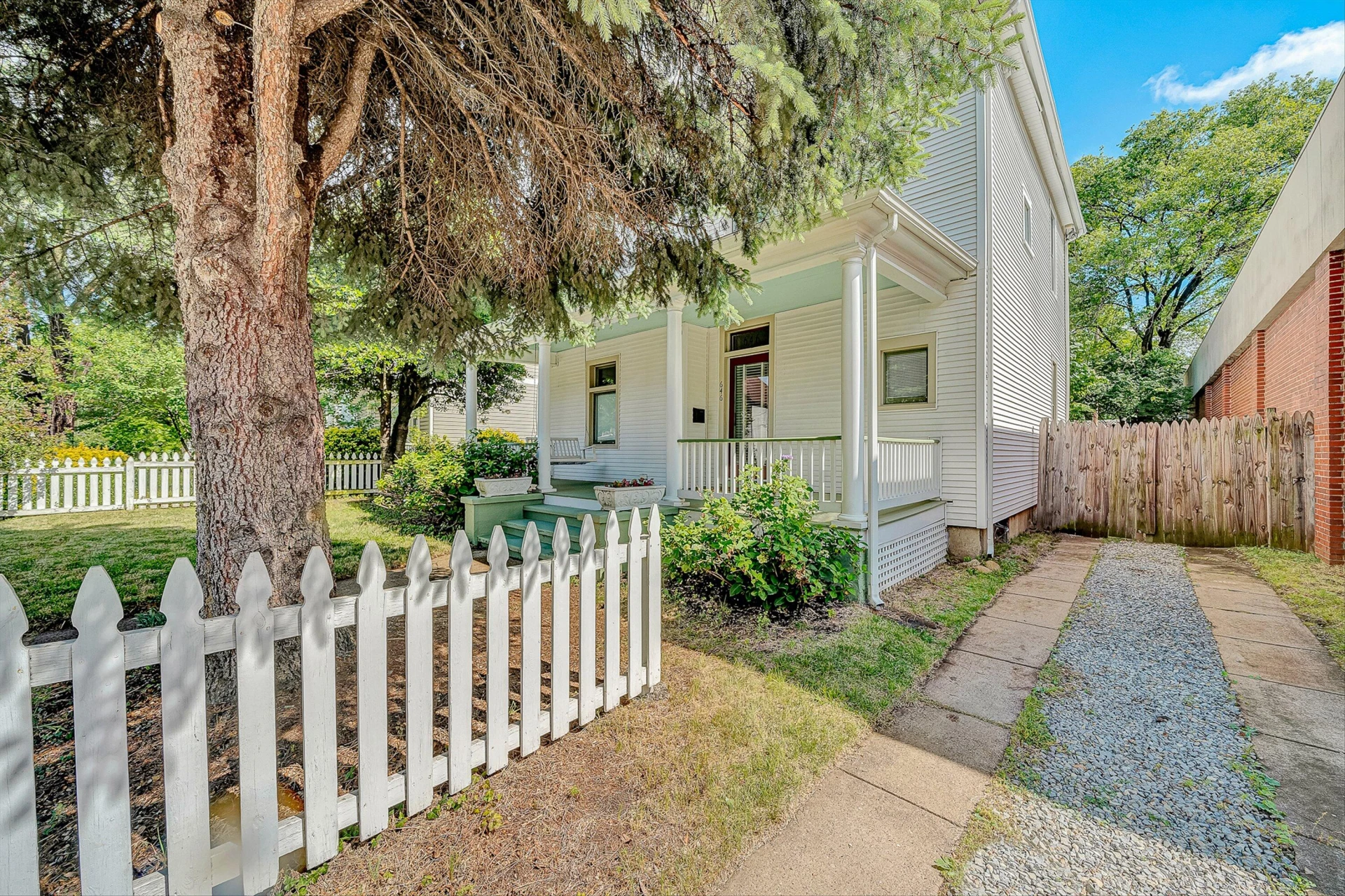 646 Elm AVE SW - Photo 4