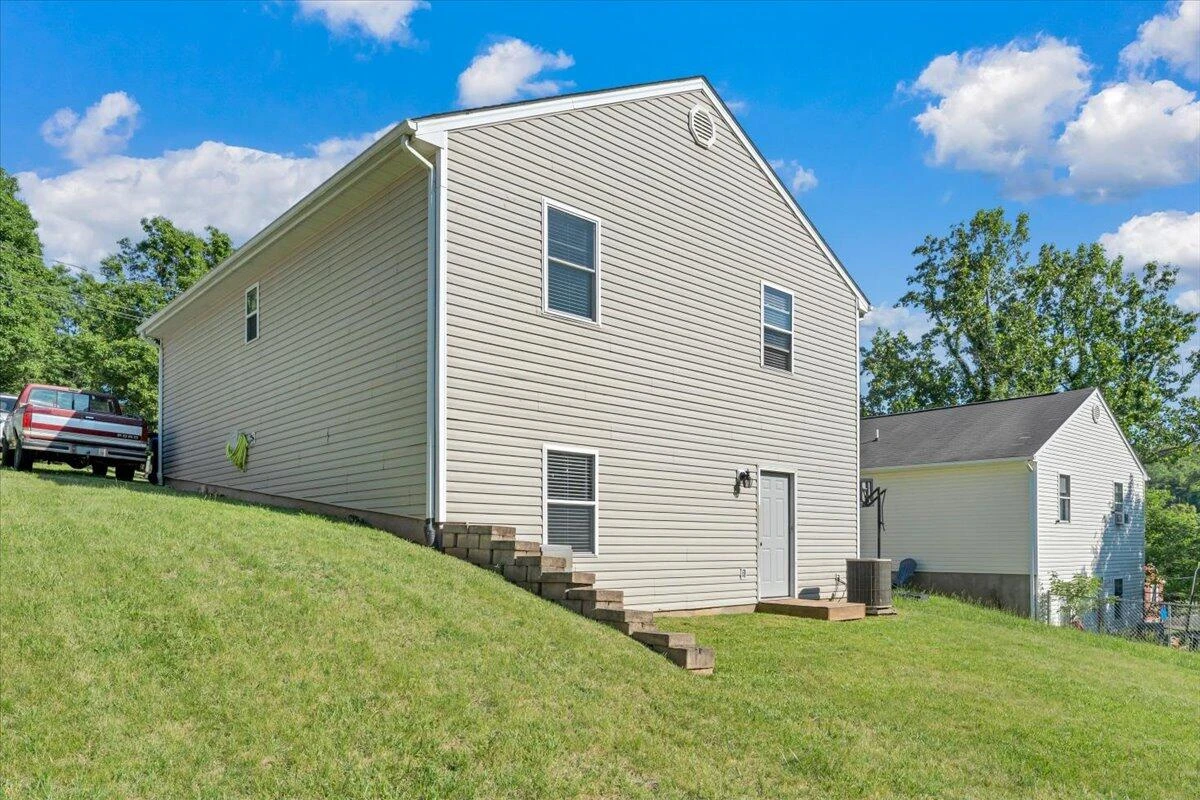 1611 Barton ST SE - Photo 19