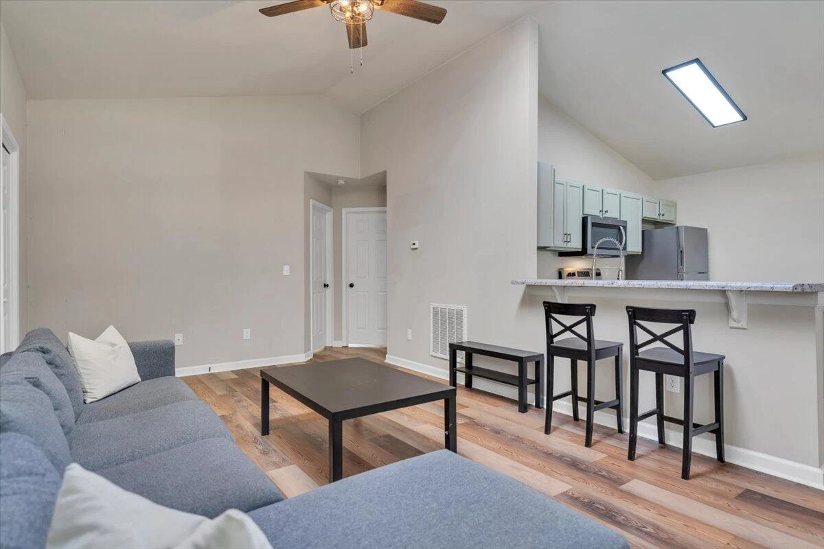 1611 Barton ST SE - Photo 4