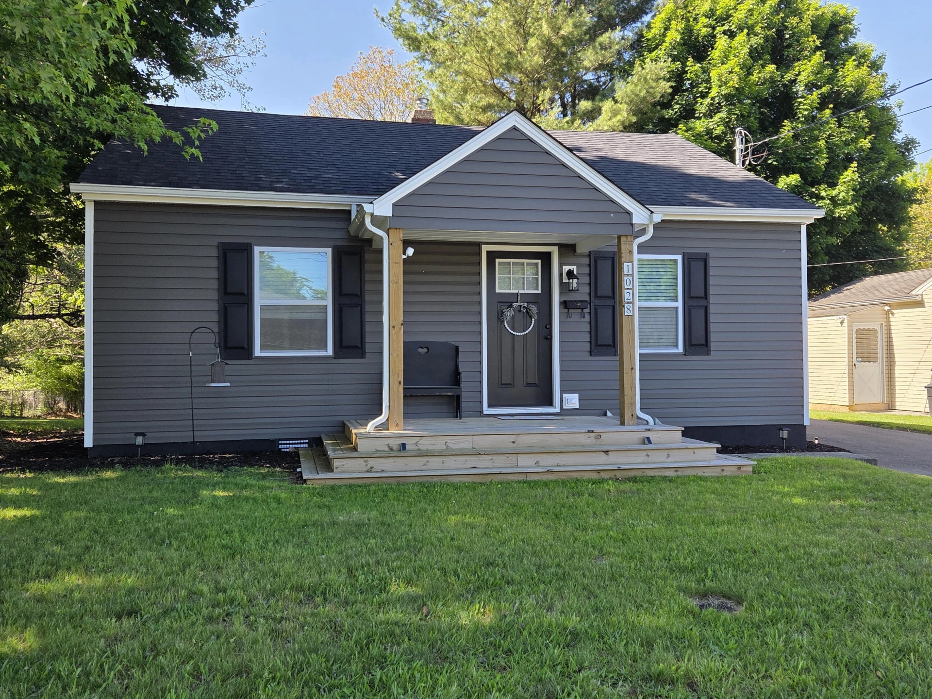 1028 Carson ST