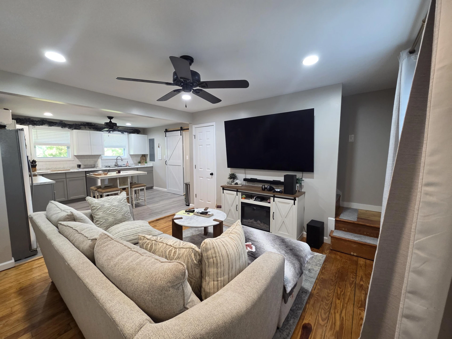 1028 Carson ST - Photo 5