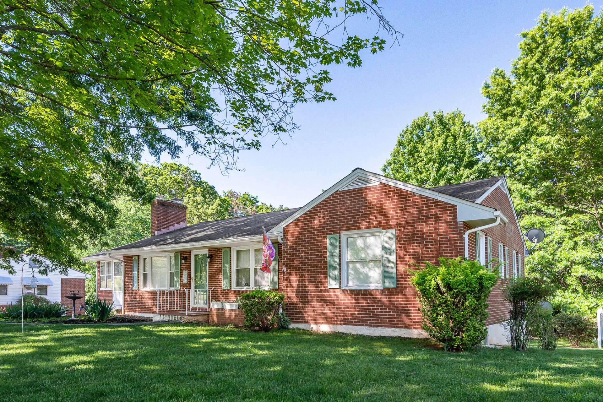 1533 Oakwood ST - Photo 2