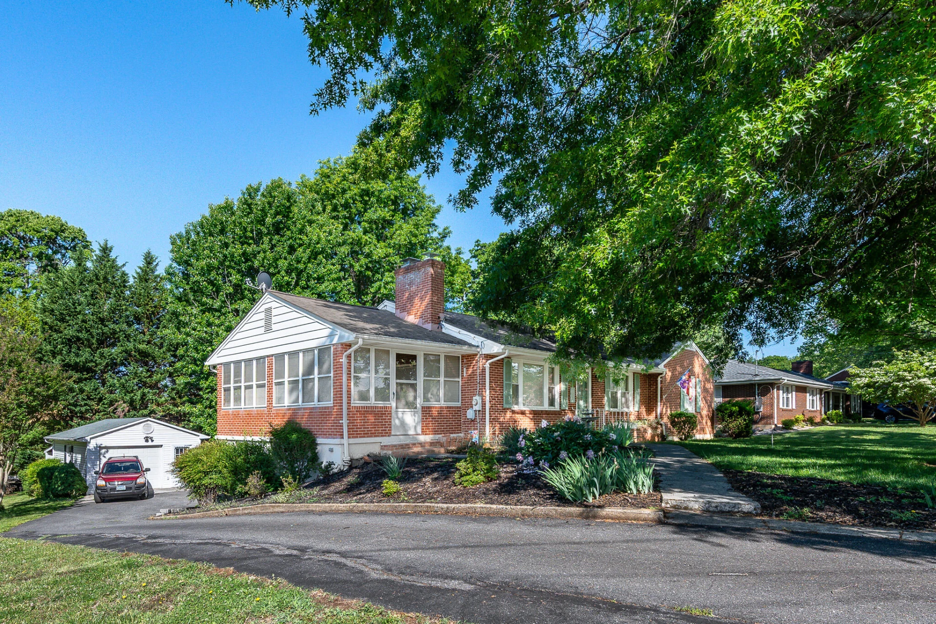 1533 Oakwood ST - Photo 3