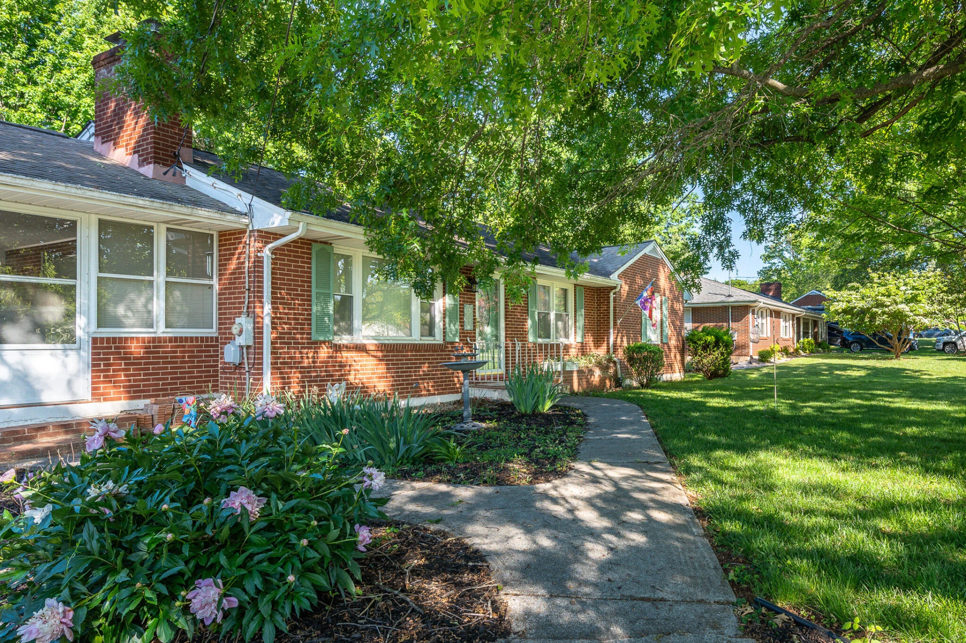 1533 Oakwood ST - Photo 4