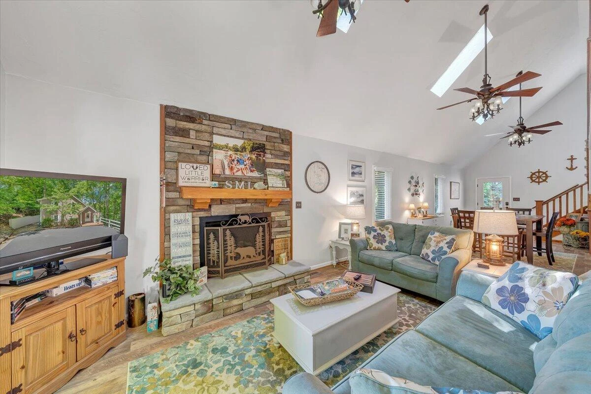 1101 ANGELA CT - Photo 2