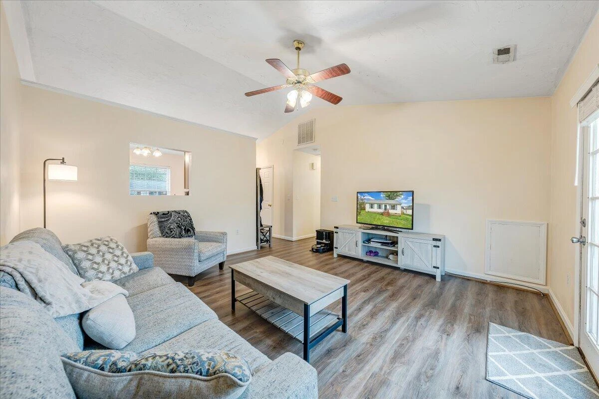 1341 Gillette AVE SE - Photo 10