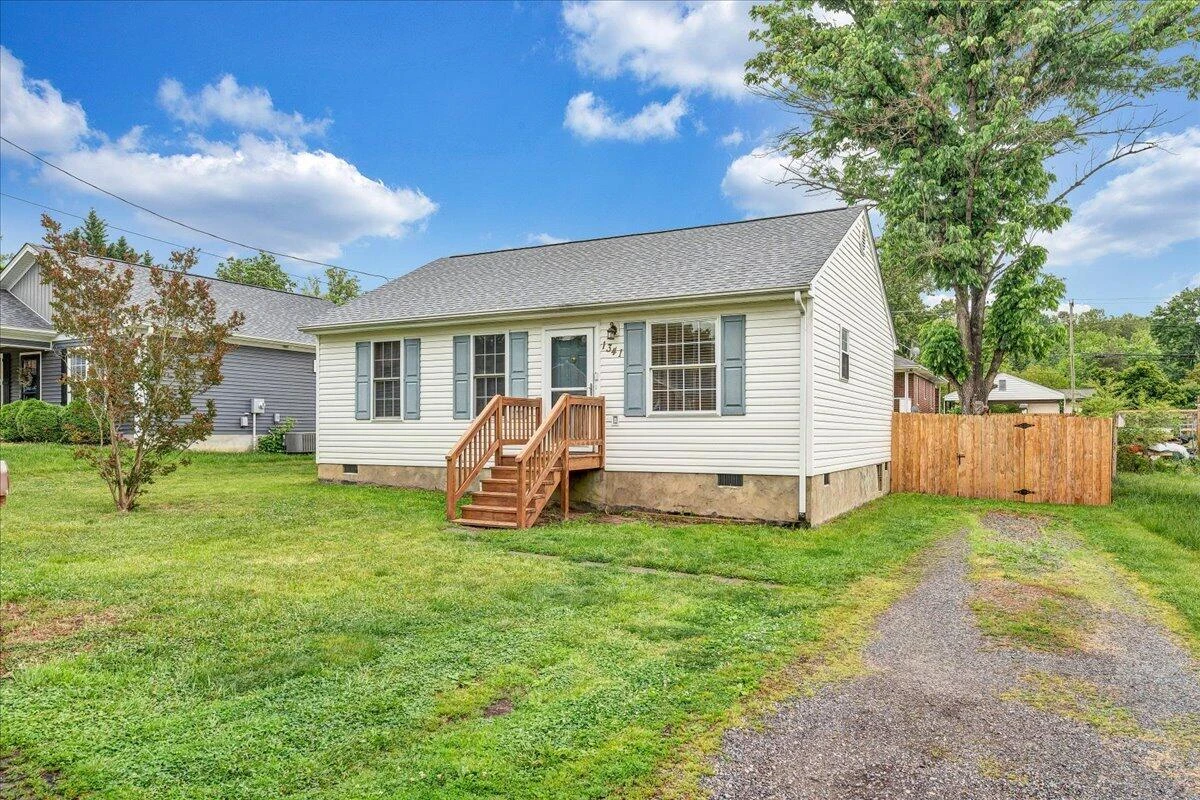 1341 Gillette AVE SE - Photo 2