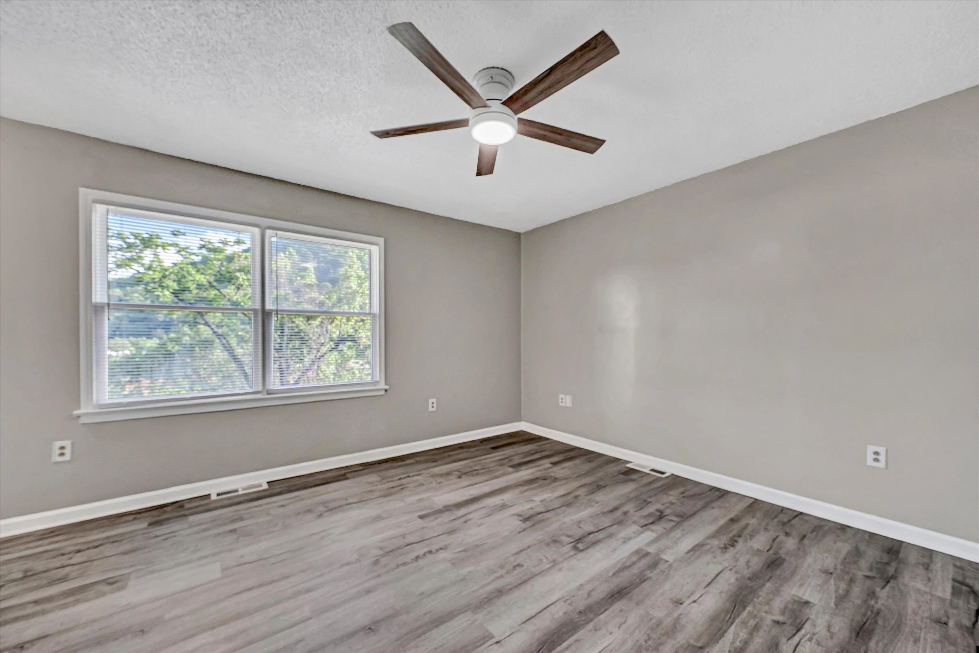 1543 Buena Vista BLVD SE - Photo 11