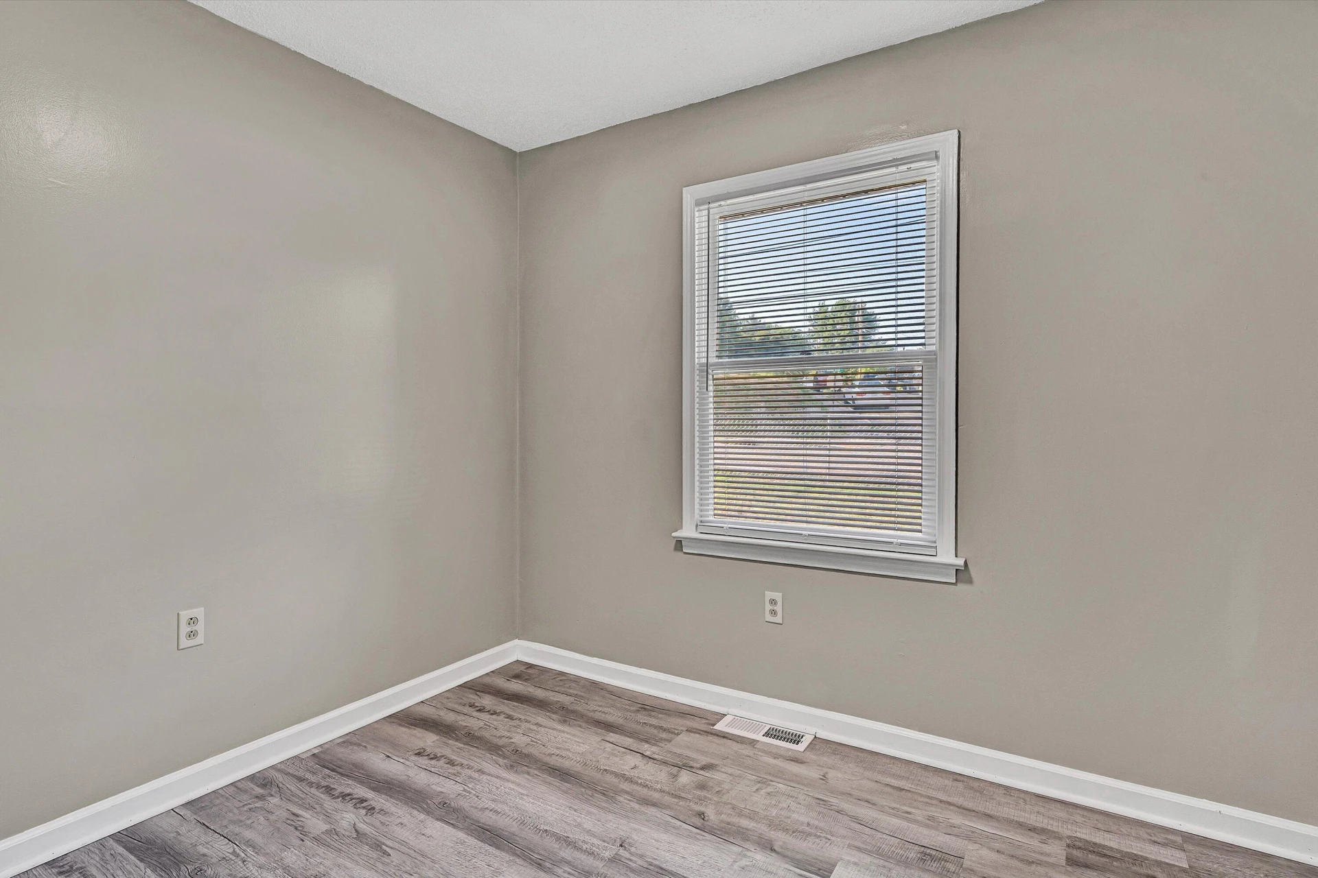 1543 Buena Vista BLVD SE - Photo 15