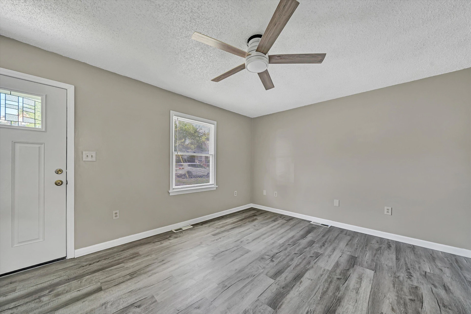1543 Buena Vista BLVD SE - Photo 5