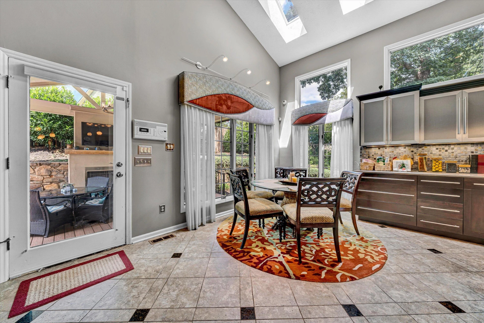 812 Scott CIR - Photo 13