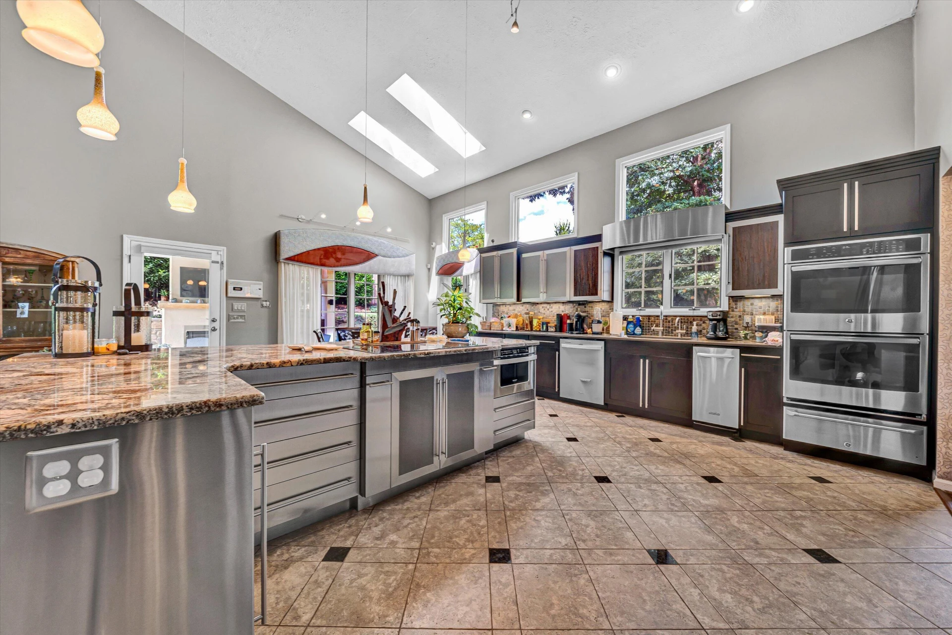812 Scott CIR - Photo 15