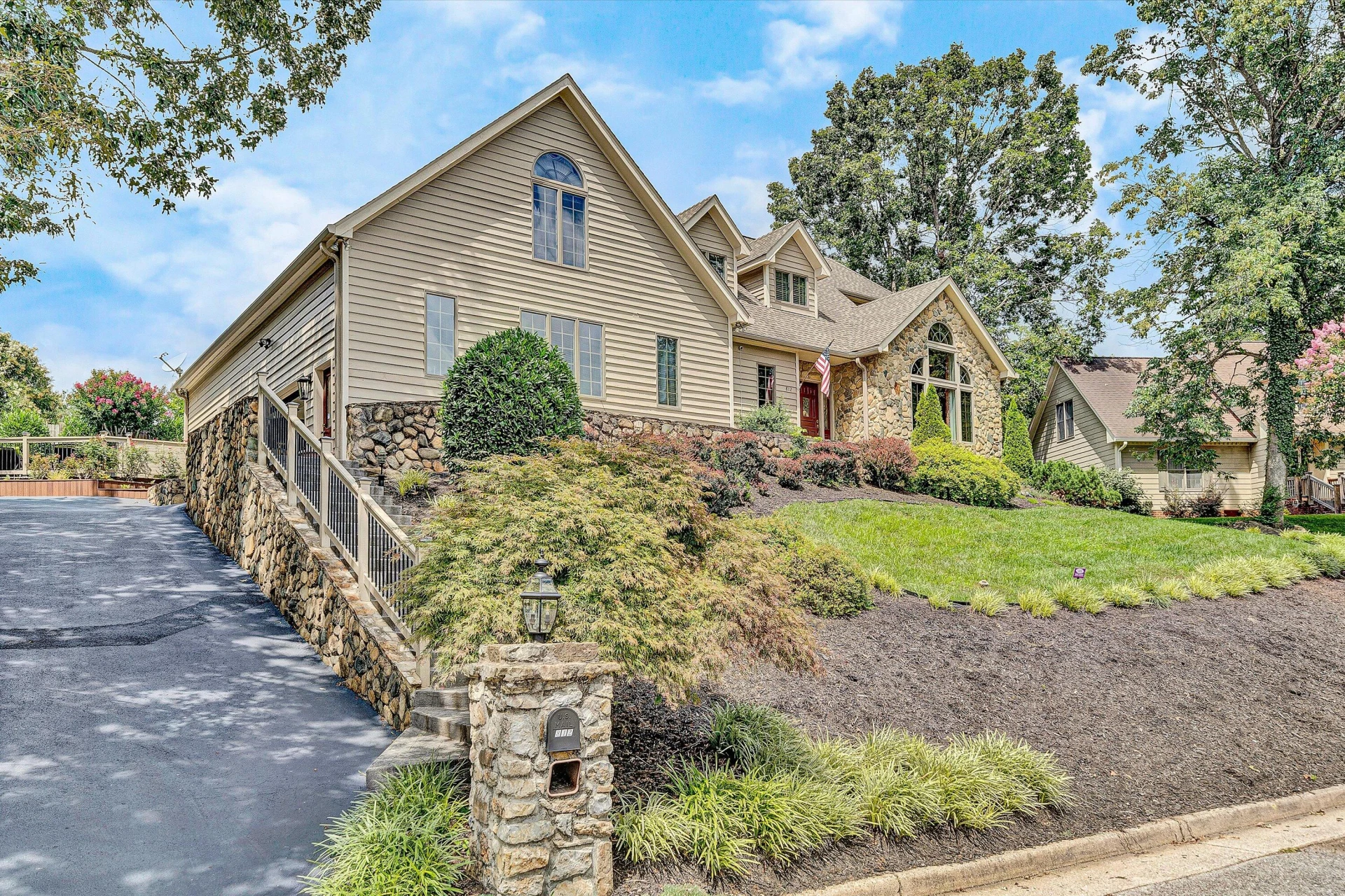 812 Scott CIR - Photo 2