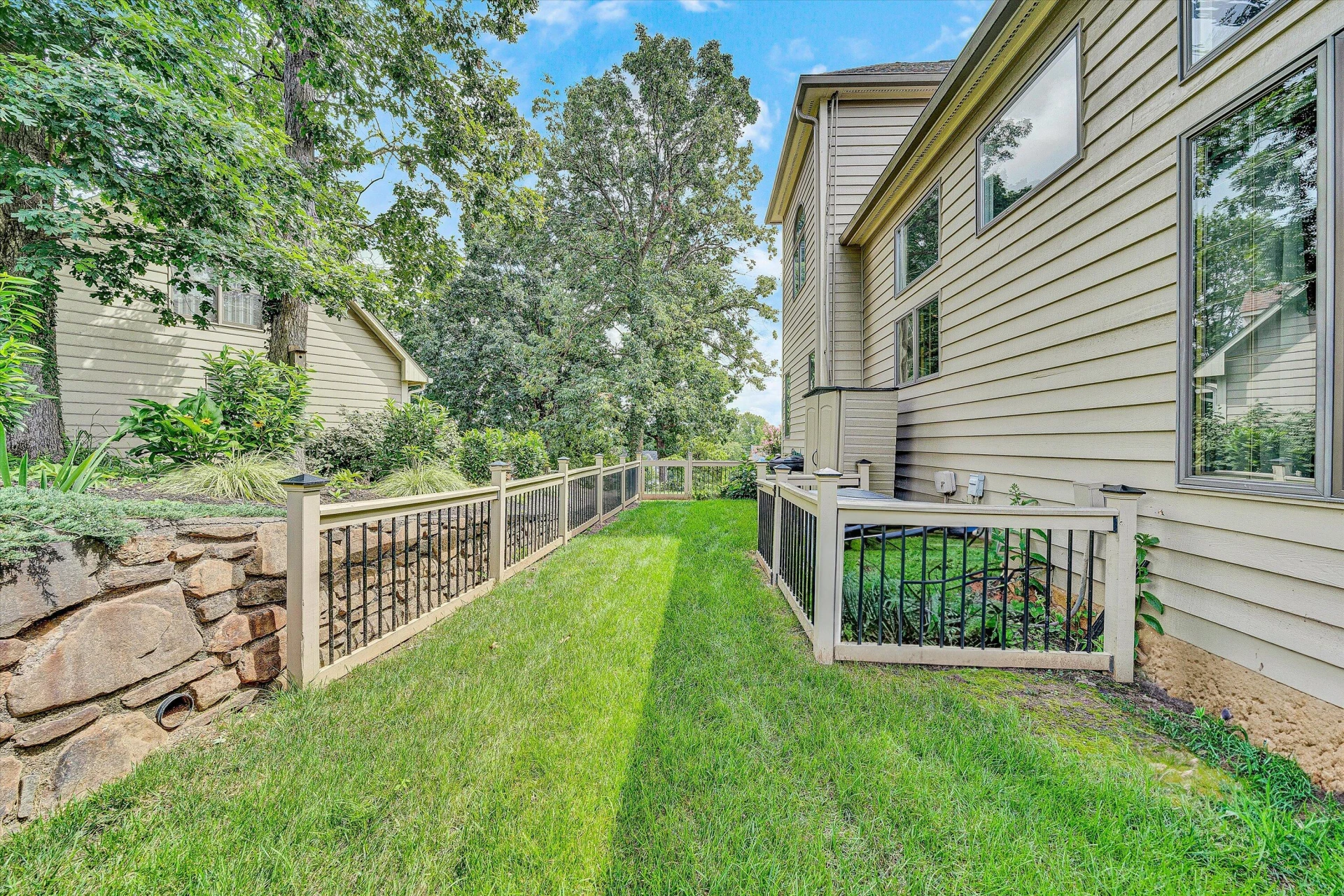812 Scott CIR - Photo 37