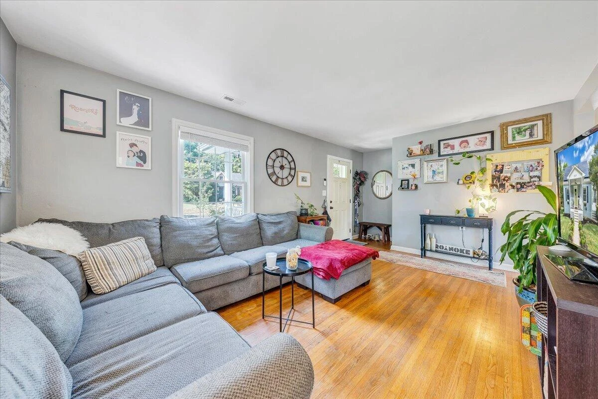2519 Windsor AVE SW - Photo 10