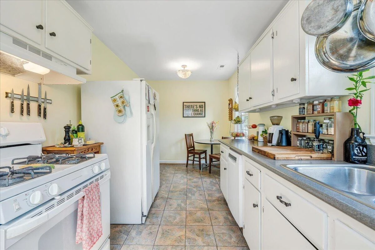 2519 Windsor AVE SW - Photo 18