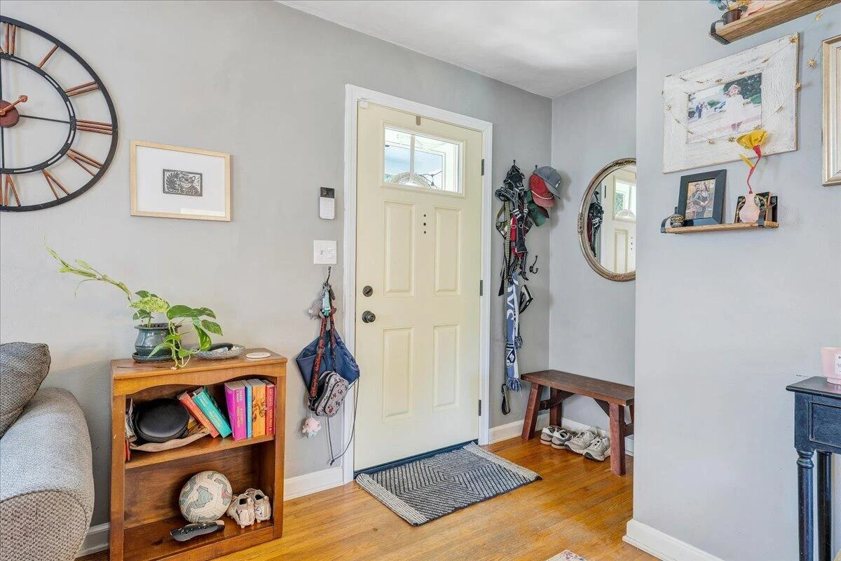 2519 Windsor AVE SW - Photo 4
