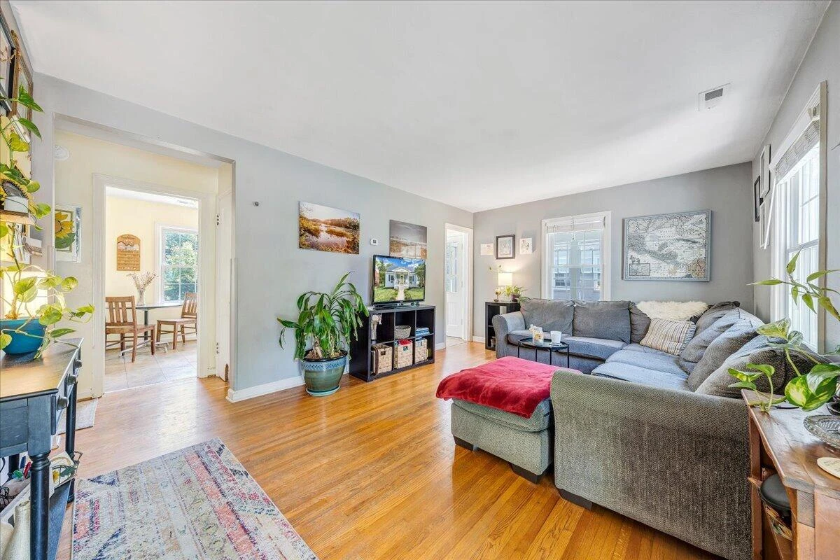 2519 Windsor AVE SW - Photo 5