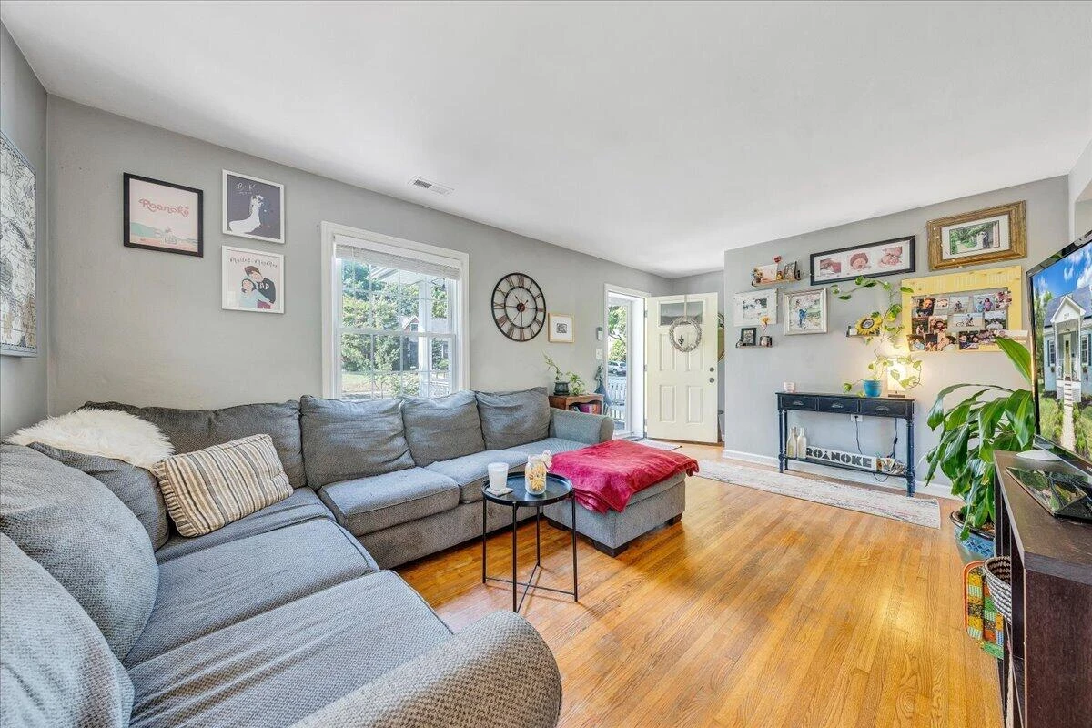 2519 Windsor AVE SW - Photo 9