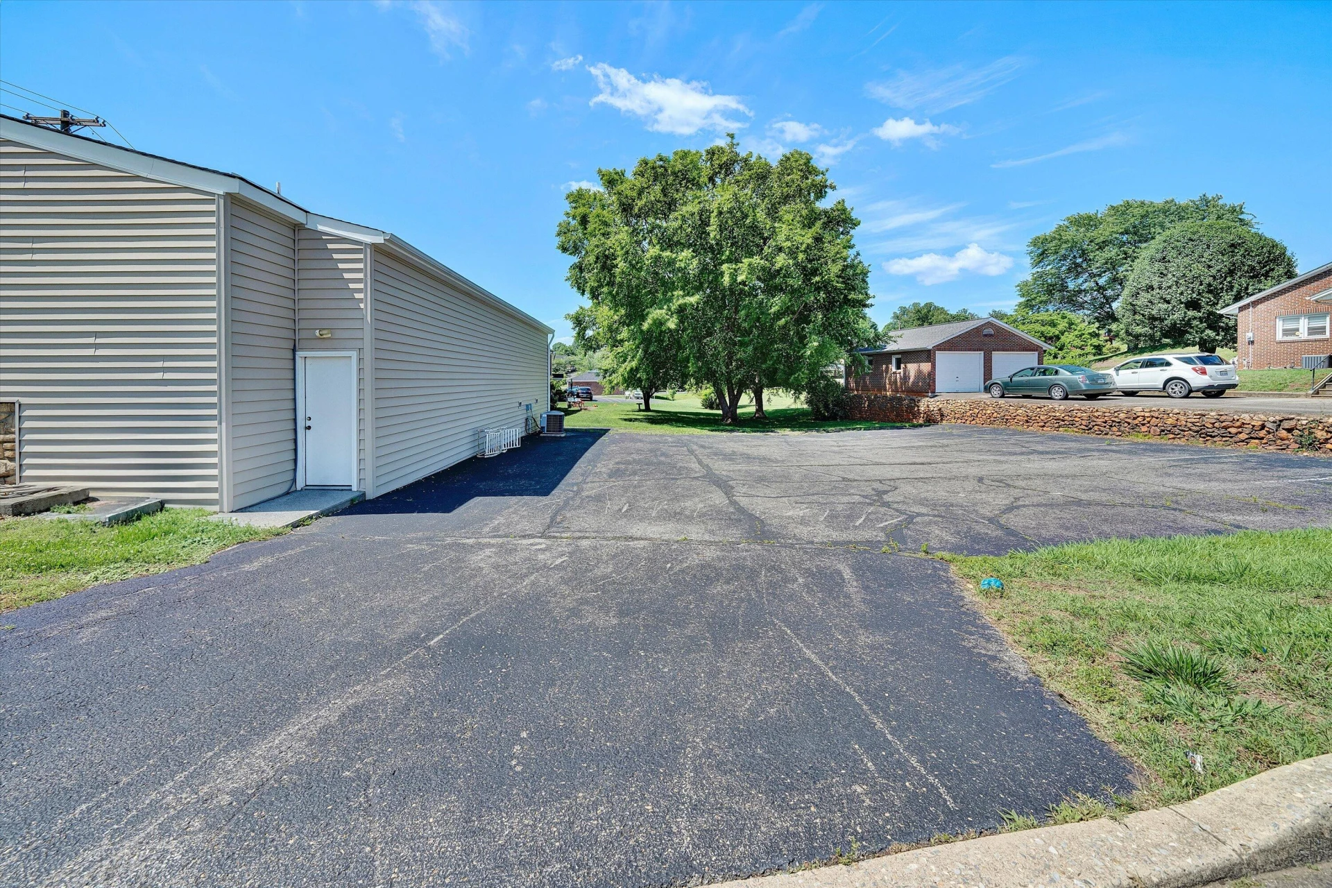 365 TANYARD RD - Photo 2