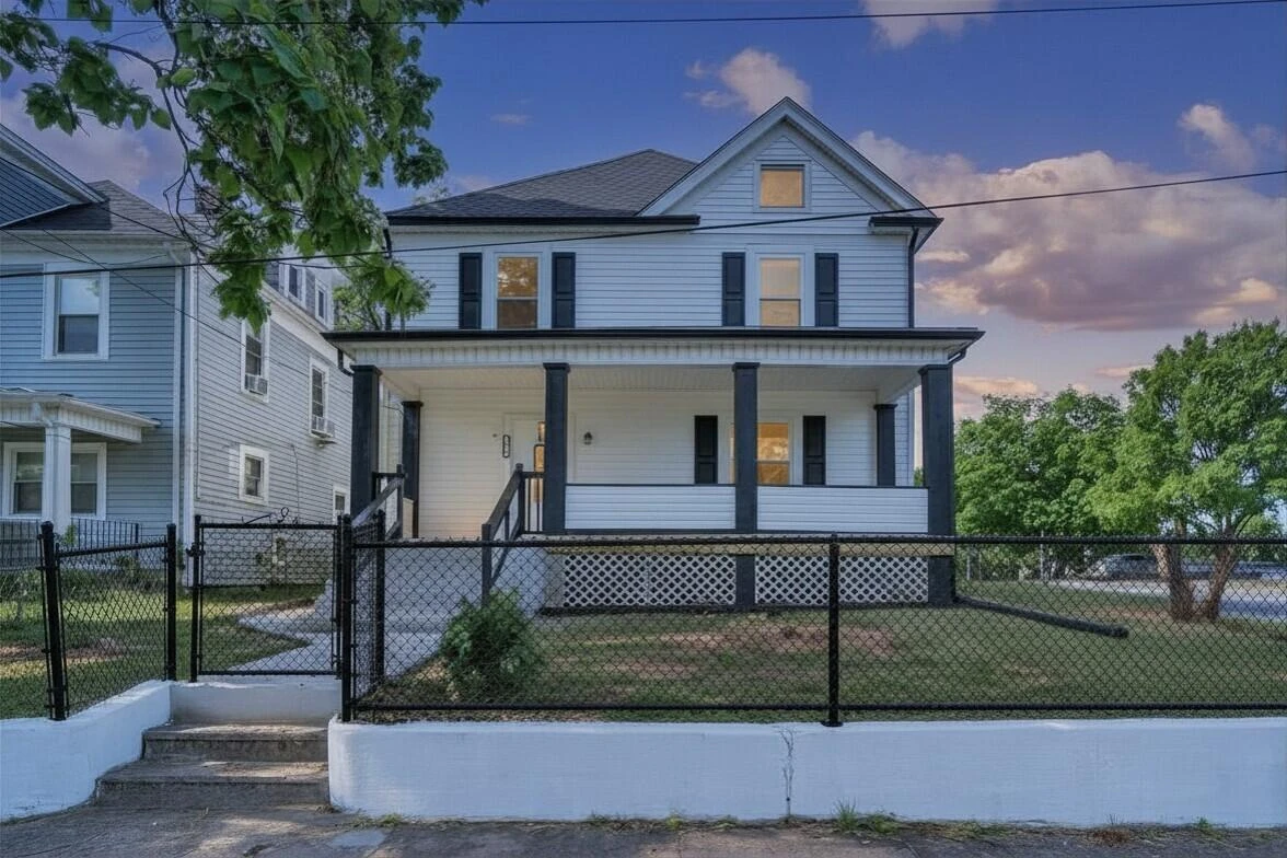 552 Chestnut AVE NW