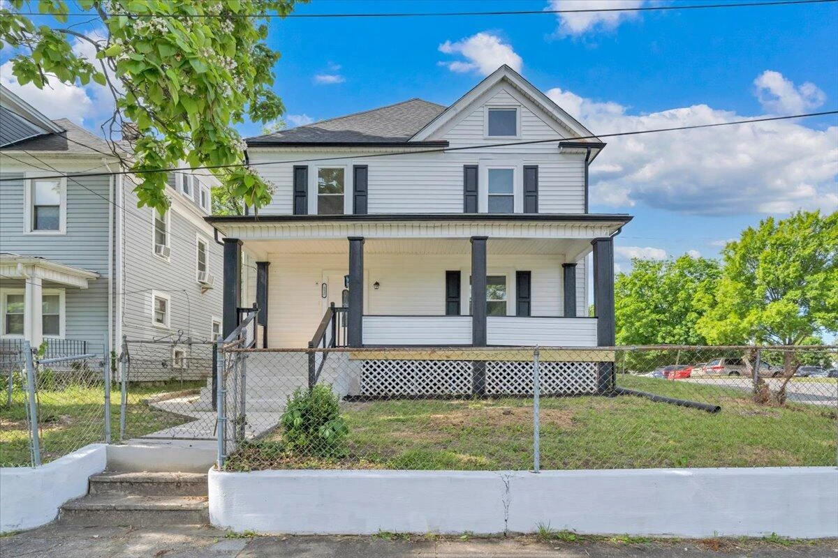 552 Chestnut AVE NW - Photo 2