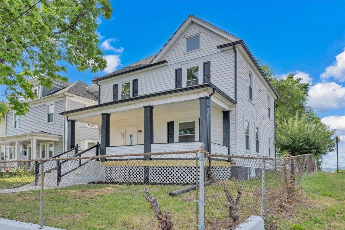 552 Chestnut AVE NW - Photo 3