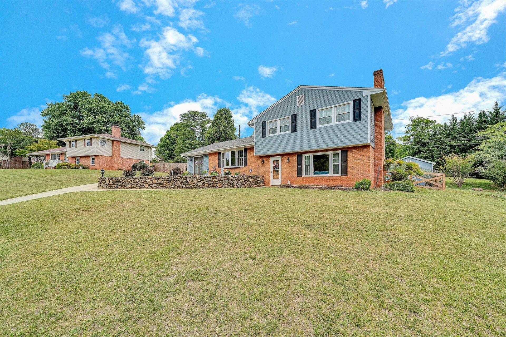 5417 Lakeland DR - Photo 2