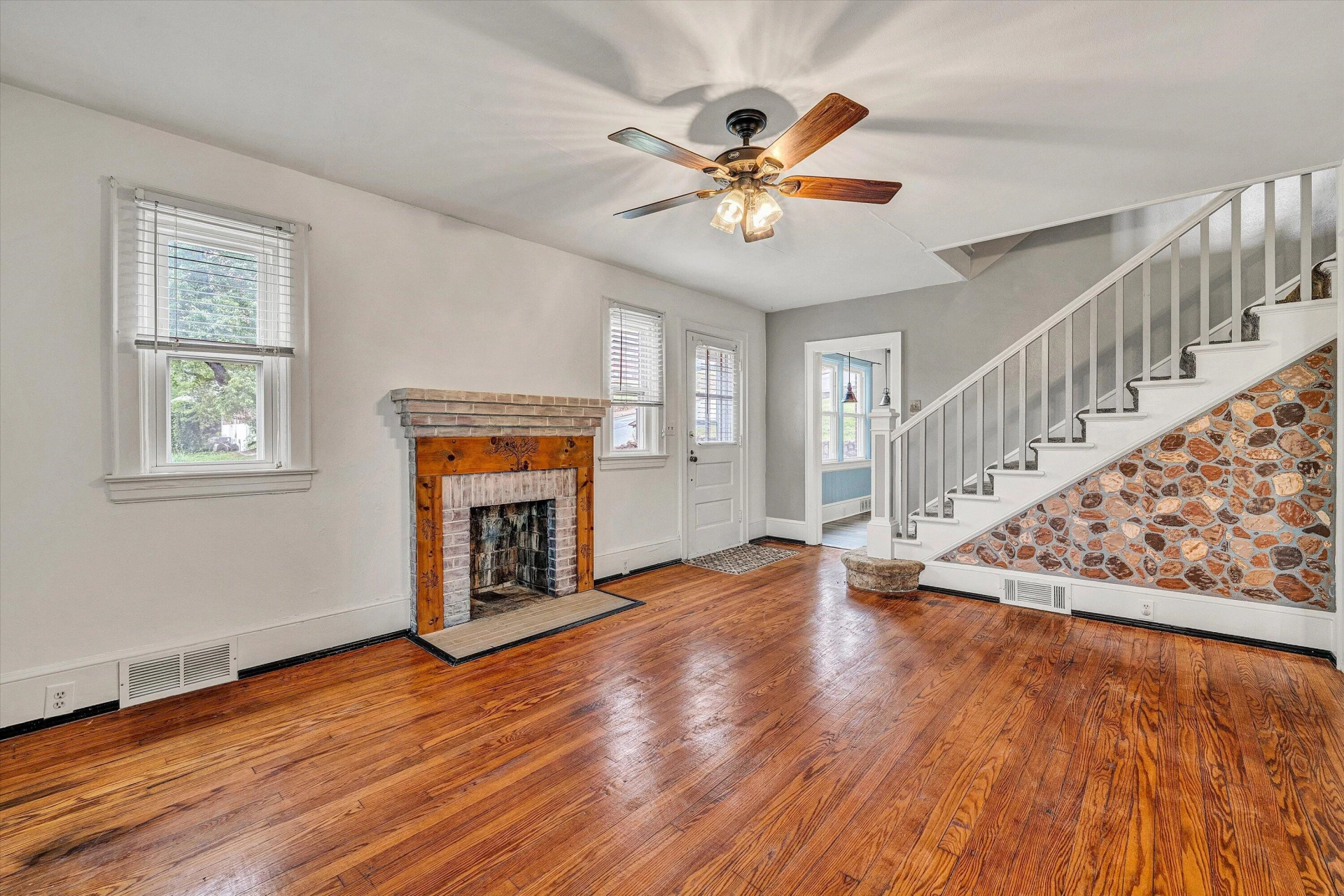 114 W CHURCH ST - Photo 9