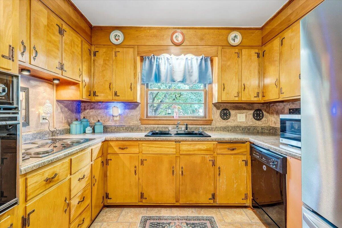 1028 Tremont RD - Photo 12