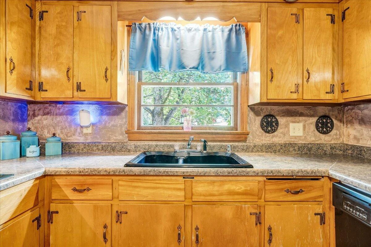 1028 Tremont RD - Photo 14