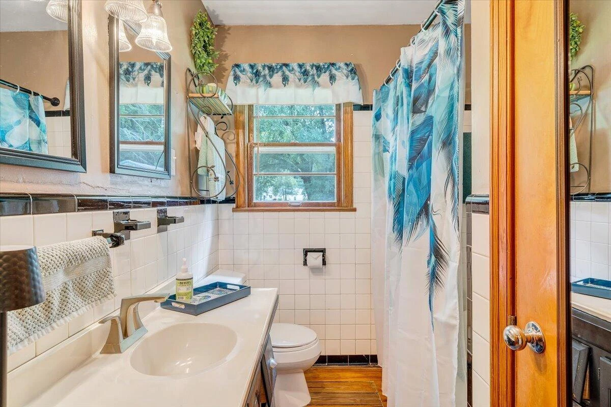 1028 Tremont RD - Photo 15