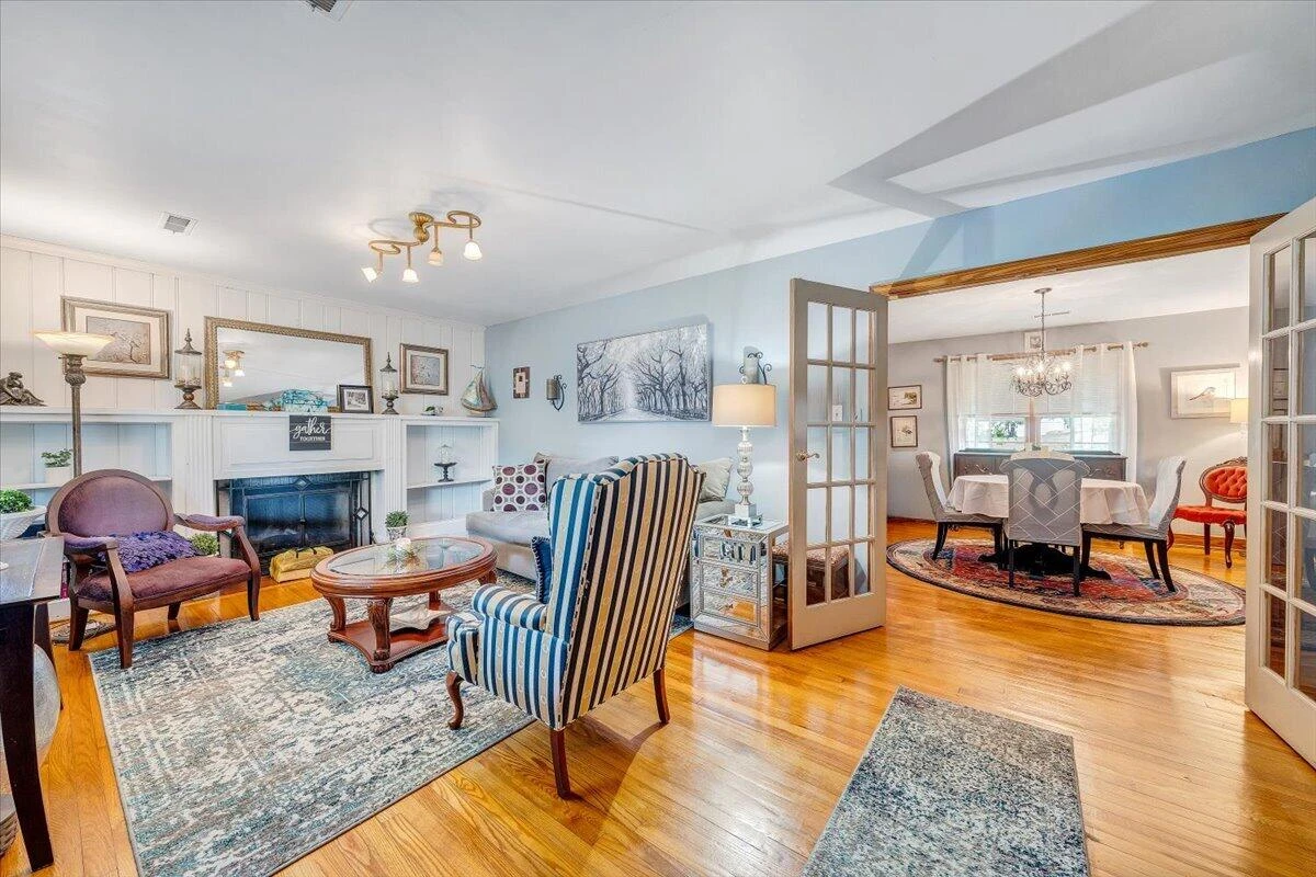 1028 Tremont RD - Photo 5