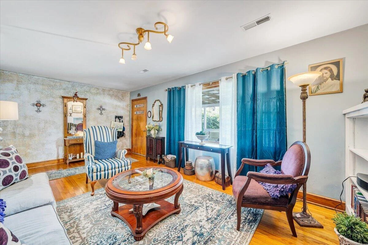 1028 Tremont RD - Photo 6