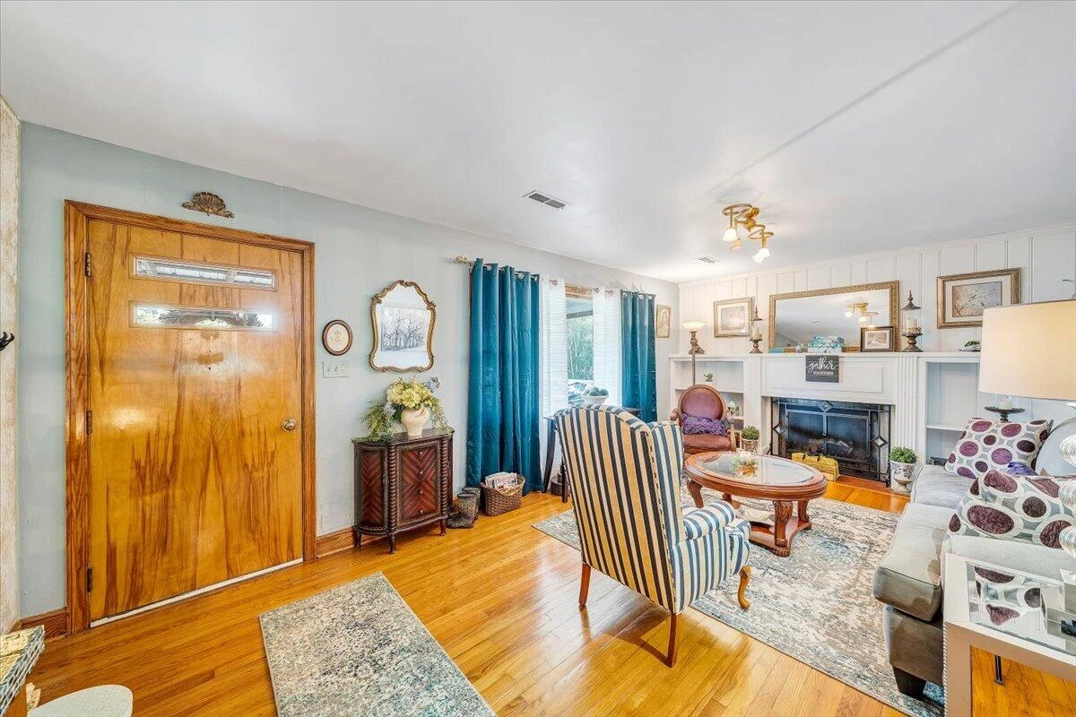 1028 Tremont RD - Photo 7