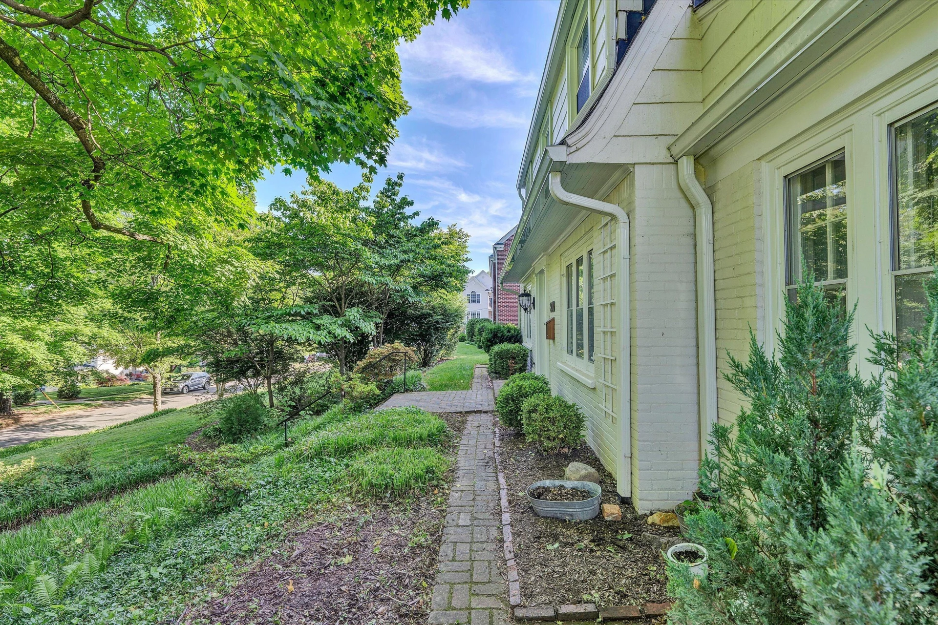 2410 Cornwallis AVE SE - Photo 4