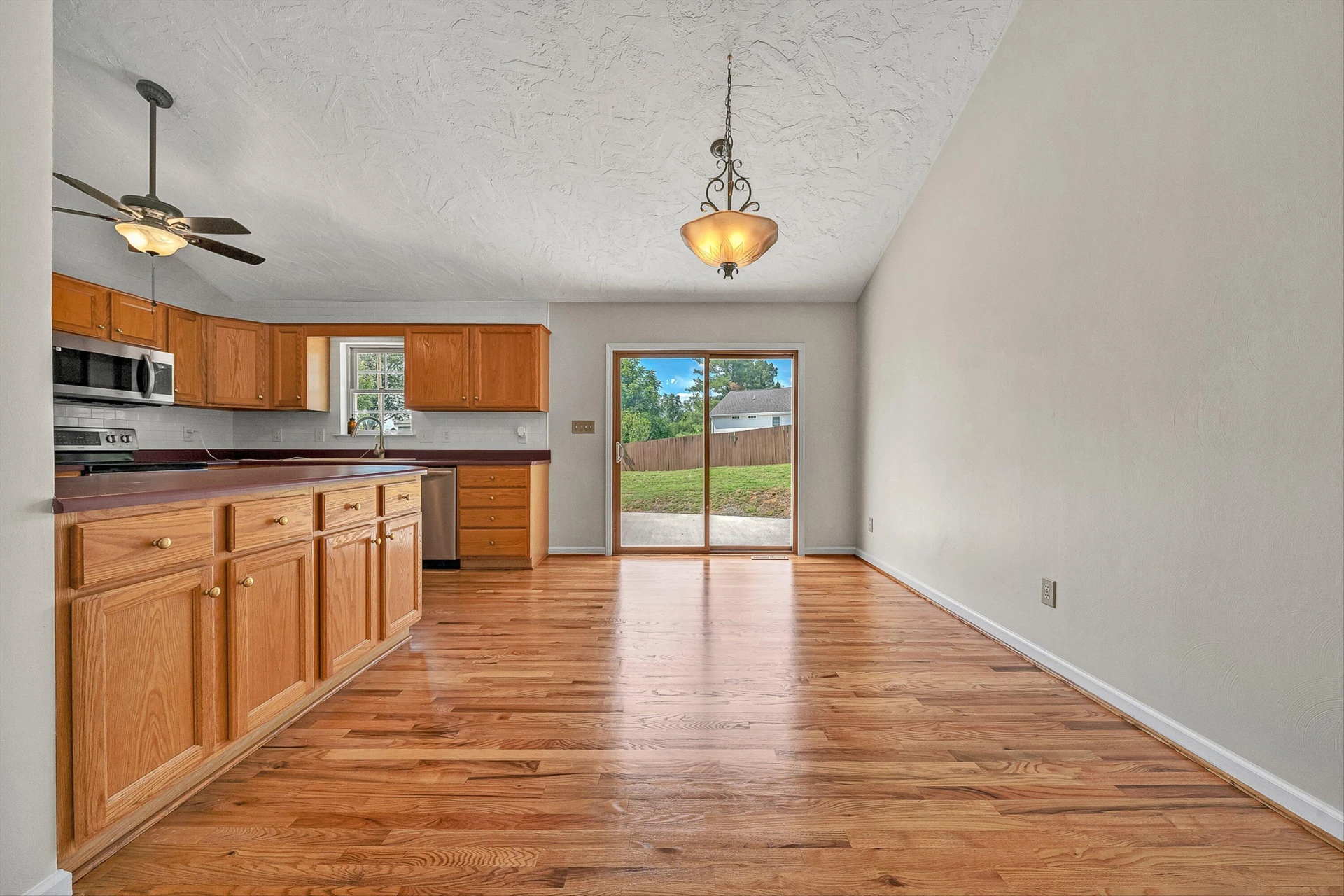 742 Pitt AVE - Photo 3