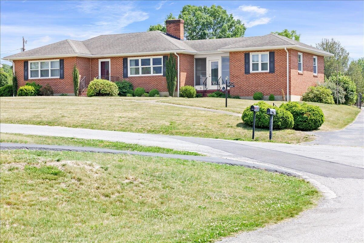 2605 Pinecrest DR - Photo 2