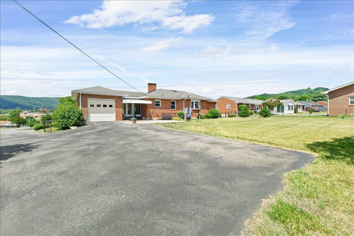 2605 Pinecrest DR - Photo 3