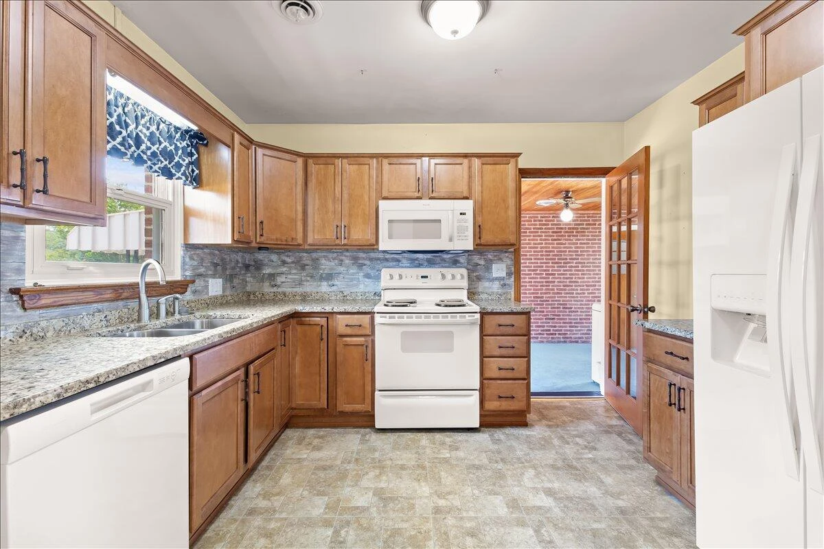 2605 Pinecrest DR - Photo 9