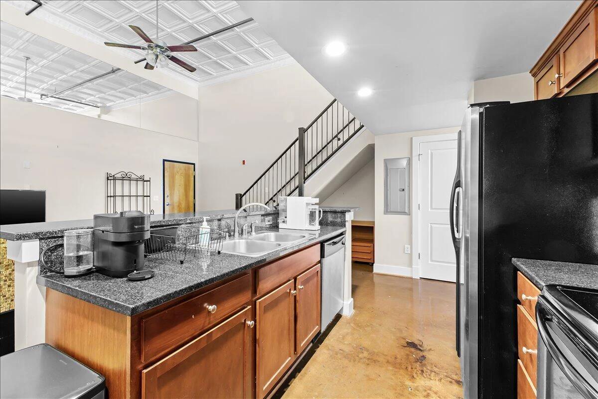 319 Campbell AVE SW #101 - Photo 8