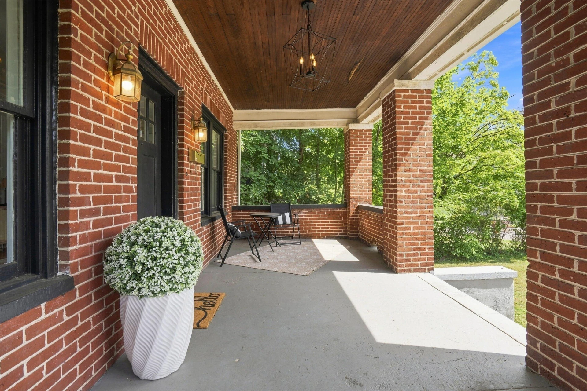 2143 Broadway AVE SW - Photo 2